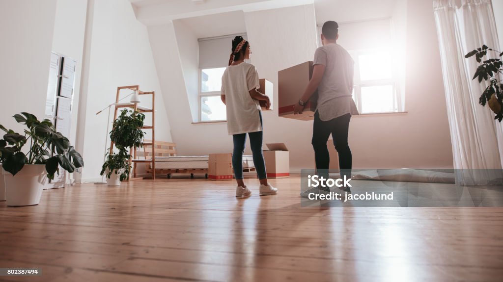 Junges Paar Umzug in neues Haus - Lizenzfrei Wohnung Stock-Foto