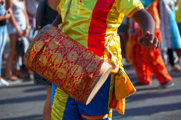 percussionista, jogando com um dhol - frame drum - fotografias e filmes do acervo