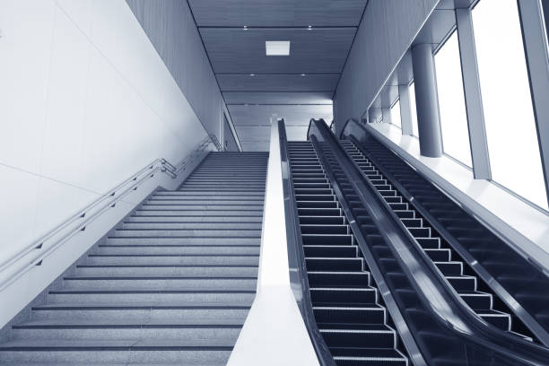 Escalera mecánica y escalera - foto de stock