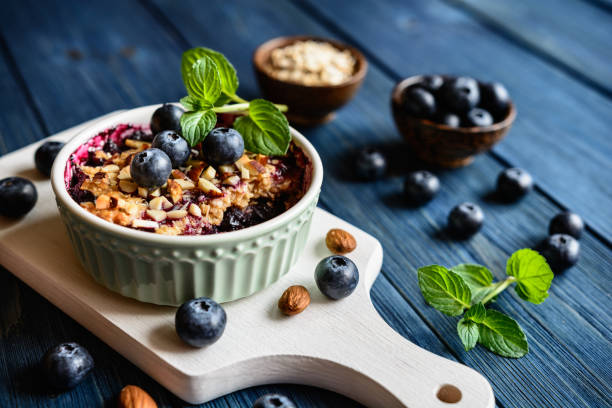 blueberry crumble with oat flakes and almonds - crumble imagens e fotografias de stock
