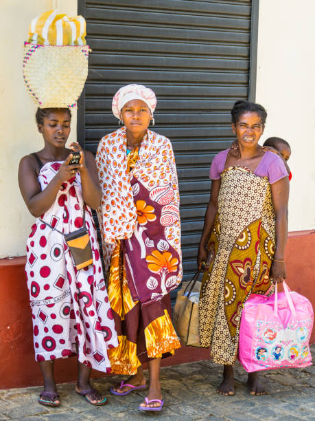 donne africane nella città malgascia, madagascar - africa south africa child african culture foto e immagini stock