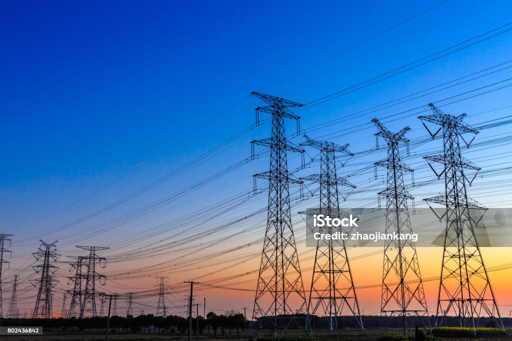 poste de alta tensión, Fondo de cielo de torre de alta tensión - Foto de stock de Cable de conducción eléctrica libre de derechos