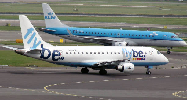 flybe 비행기, klm 왕 네덜란드 항공 비행기 활주로에 스키폴 공항 출발 택시로 - flybe 뉴스 사진 이미지