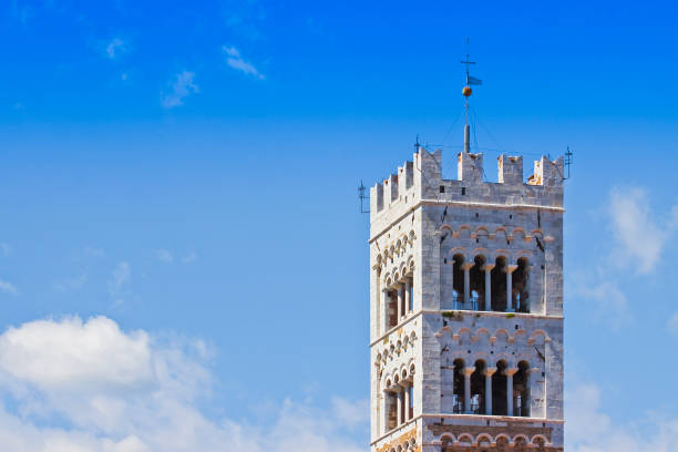 saint michael bell turm detail gebaut, mit stein und weißem marmor (italien - toskana - lucca stadt) - bild mit textfreiraum - italy bell tower built structure building exterior stock-fotos und bilder