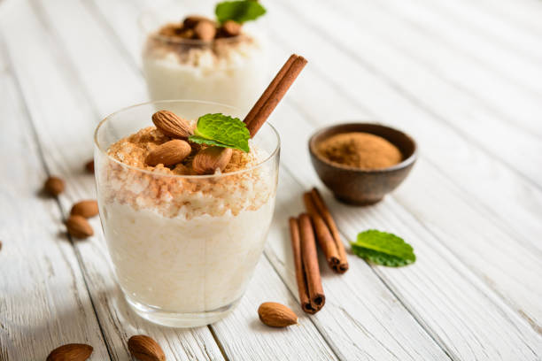 cremoso arroz con leche con canela y almendra - rice pudding fotografías e imágenes de stock