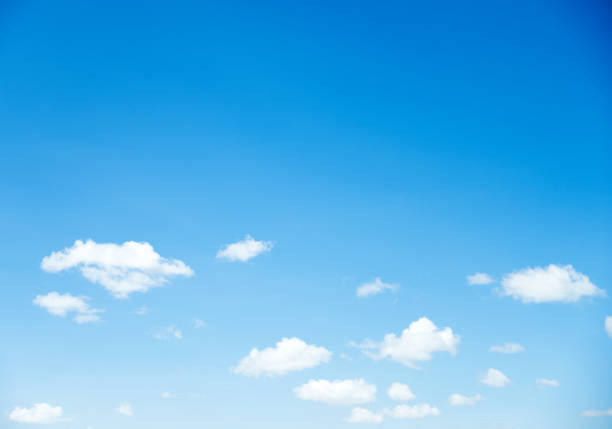 cielo blu con nuvole bianche - cumulus cloud condensation sky blue foto e immagini stock