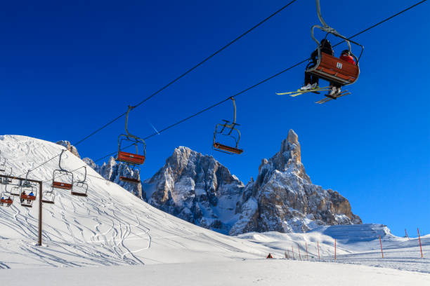 горнолыжный подъемник в природном парке пале-ди-сан-мартино, италия - dolomites ski lift winter ski track стоковые фото и изображения