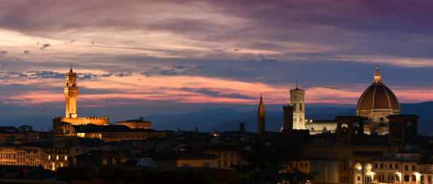 hermosa vista del antiguo palacio, giotto de campanario y la catedral de santa maría del fiore en florencia al atardecer. italia. - florence nightingale fotografías e imágenes de stock