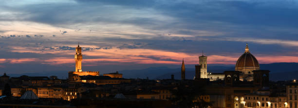 schöne aussicht auf das alte schloss, giotto's glockenturm und der kathedrale santa maria del fiore in florenz bei sonnenuntergang. italien. - florence nightingale stock-fotos und bilder