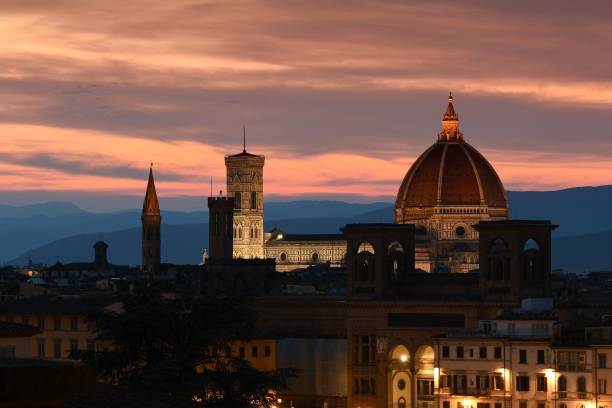 blick auf den sonnenuntergang der beleuchteten kathedrale santa maria del fiore (duomo) in florenz, italien. - florence nightingale stock-fotos und bilder