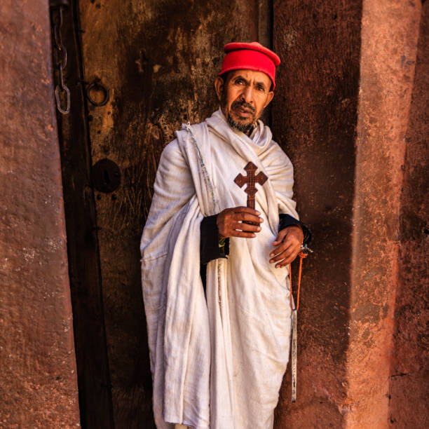 sacerdote católico de la iglesia de san jorge, lalibela. etiopía, áfrica - saint giorgis fotografías e imágenes de stock