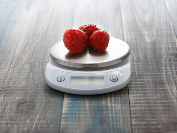 erdbeeren auf digitale küchenwaage wiegen - washing fruit preparing food strawberry stock-fotos und bilder