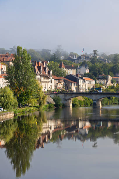 vista panorâmica da cidade de perigord, na frança - fog old stone bridge - fotografias e filmes do acervo