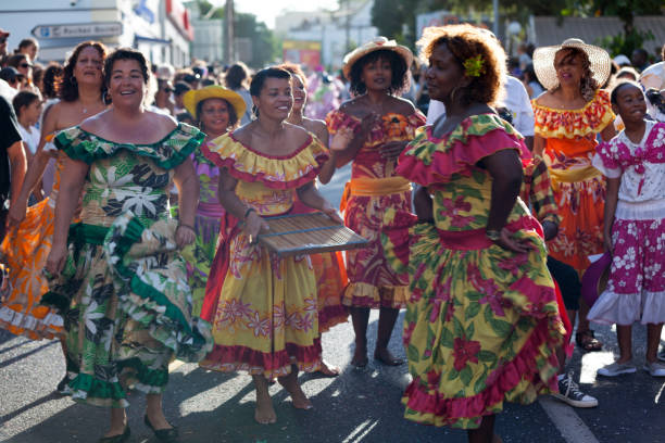 креольские танцоры на карнавале гранд-букан - reunion стоковые фото и изображения