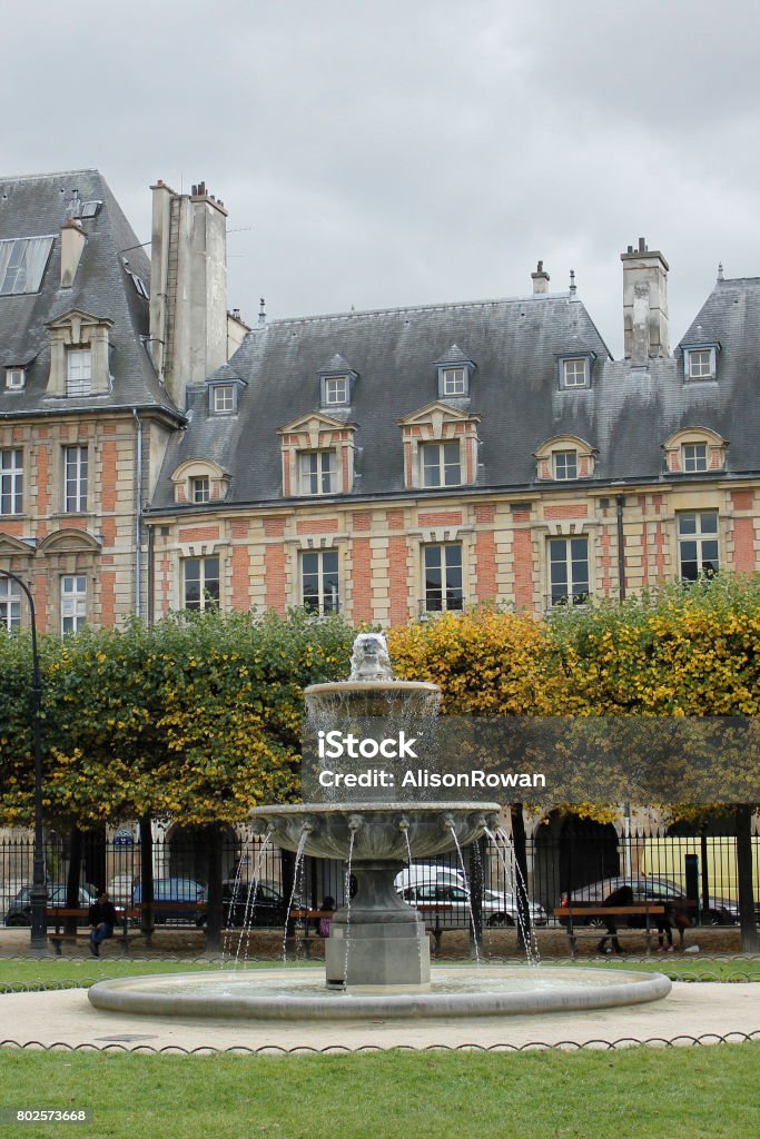 Paris Place des Vosges vào một ngày mùa thu nhiều mây - Trả phí Bản quyền Một lần Victor Hugo Bức ảnh sẵn có Paris Place des Vosges vào một ngày mùa thu nhiều mây - Trả phí Bản quyền Một lần Victor Hugo Bức ảnh sẵn có