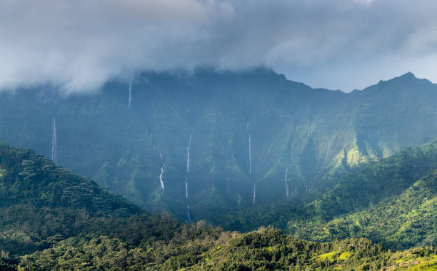 wasserfälle berg nach regen sturm - hanalei stock-fotos und bilder