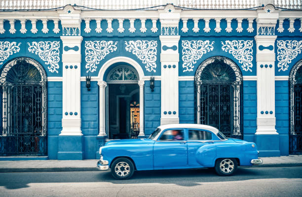 vecchia auto d'epoca di fronte alla casa in stile coloniale, cuba - havana foto e immagini stock