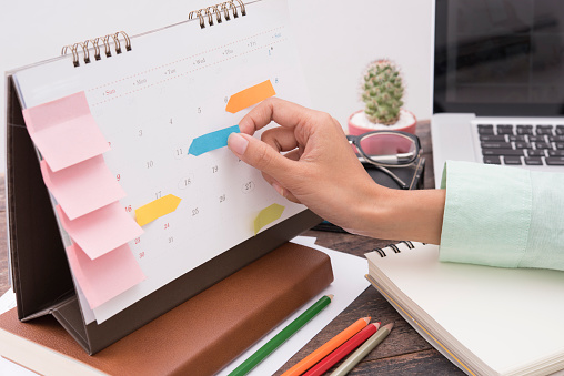 reunión de negocios planificador calendario en escritorio de oficina. gestión de las organizaciones recuerdan concepto. photo