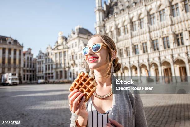 Belçika Waffle Açık Havada Kadınla Stok Fotoğraflar & Belçika‘nin Daha Fazla Resimleri - Belçika, Brüksel, Waffle