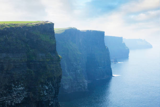 falaises de moher dans le comté de clare, irlande - republic of ireland cliffs of moher landscape cliff photos et images de collection