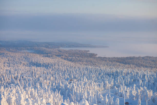 スキー場、斜面、ゲレンデ スキー場のリフトと冬の日、晴れた日の美しいコールド マウンテン ビュー - tirol winter nature landscape ストックフォトと画像