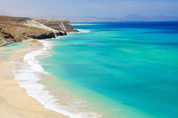 spiaggia con incredibili colori dell'acqua a fuerteventura, in spagna. - fuerteventura foto e immagini stock