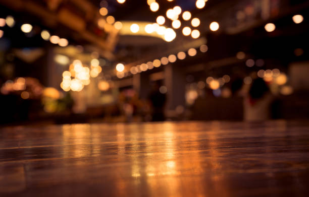 tavolo in legno su caffè sfocato (bar) con sfondo chiaro - bar foto e immagini stock