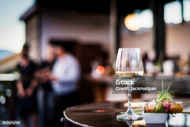 杯白葡萄酒與美食食品 Tapa 小吃在日落戶外欄中 照片檔及更多 葡萄酒 照片 - 葡萄酒, 西班牙開胃菜, 檯