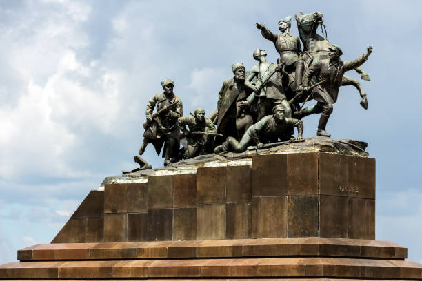 monument de tchapaïev - freedom fighter photos et images de collection
