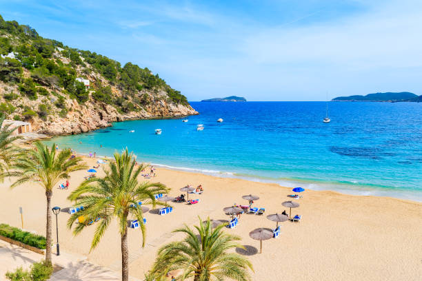 vista de playa y mar bahía de cala san vicente, isla de ibiza, españa - isla de ibiza fotografías e imágenes de stock