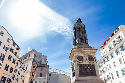 Estatua de Giordano Brvno en Campo de' Fiori. Roma, Italia photo