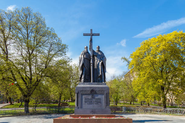 Monument to Cyril and Methodius - a monument to the brothers Cyril and Methodius in Moscow, located on the Lubyanka passage.
Cyril and Methodius - enlighteners, creators of the Slavic alphabet, preached Christianity and performed services in the Slavic la monumento a los santos cirilio y metodio - un monumento a los hermanos cirilo y metodio en moscú, situado en el pasaje de la lubianka.
cirilio y metodio - enlighteners, creadores del alfabeto eslavo, predicaban cristianismo y realizaron servicios en la eslava