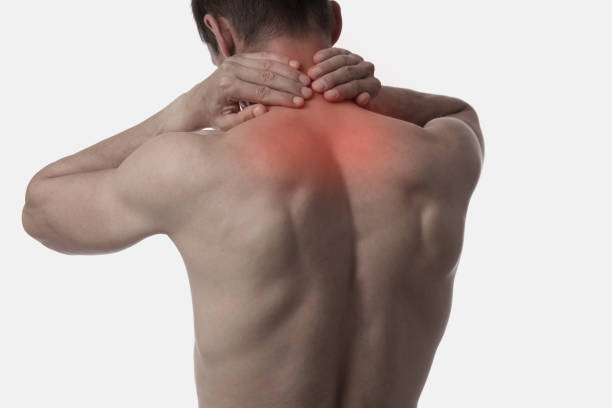 mann leidet unter rücken- und nackenschmerzen schmerzen isoliert auf weißem hintergrund. schmerzlinderung, chiropraktik-konzept. sport sport verletzungen - inflammation back physical therapy isolated on white stock-fotos und bilder