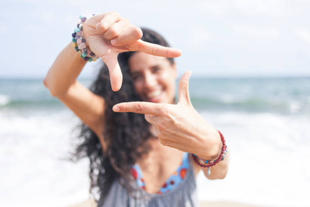 smiling woman - human hand finger frame personal perspective innovation imagens e fotografias de stock