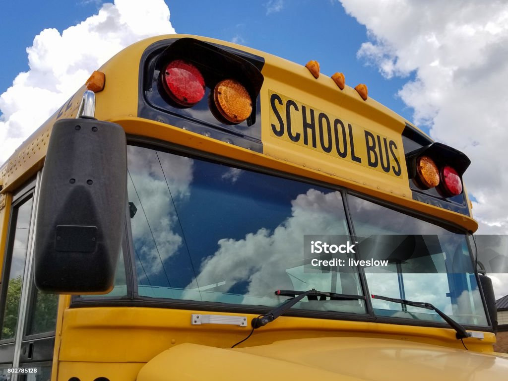 widok z przodu żółtego autobusu szkolnego - Zbiór zdjęć royalty-free (Autobus szkolny)
