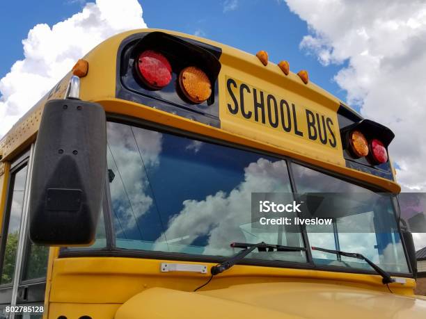 Widok Z Przodu Żółtego Autobusu Szkolnego - zdjęcia stockowe i więcej obrazów Autobus szkolny - Autobus szkolny, Żółty, USA