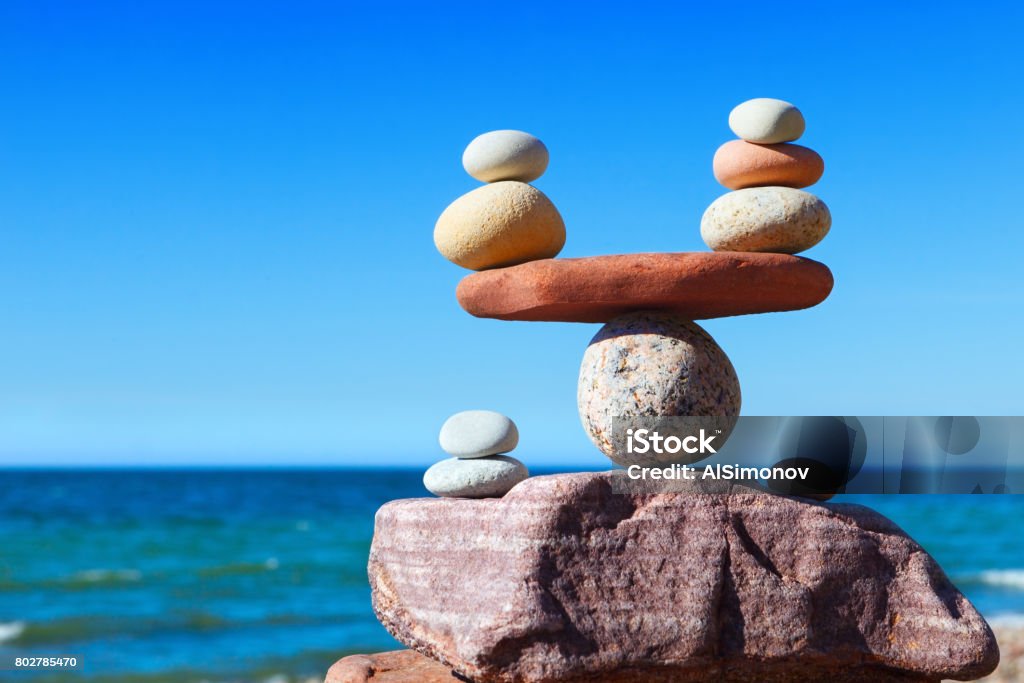 Konzept der Harmonie und Gleichgewicht. Balance Steine auf das Meer. - Lizenzfrei Gleichgewicht Stock-Foto