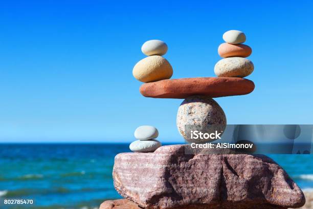 Konzept Der Harmonie Und Gleichgewicht Balance Steine Auf Das Meer Stockfoto und mehr Bilder von Gleichgewicht