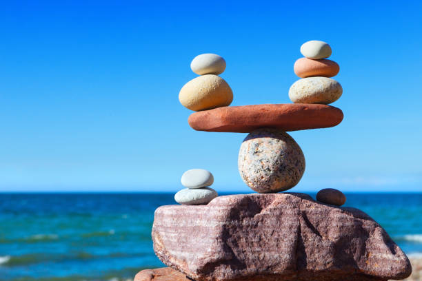 concept d'harmonie et d'équilibre. équilibrer les pierres sur la mer. - perfection nature balance stone photos et images de collection