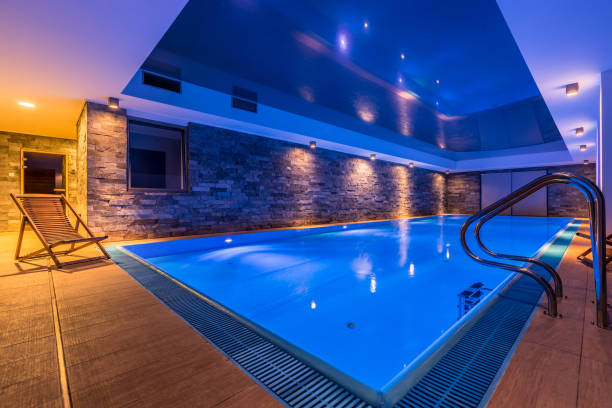 luksusowy basen - swimming pool luxury contemporary deck chair zdjęcia i obrazy z banku zdjęć