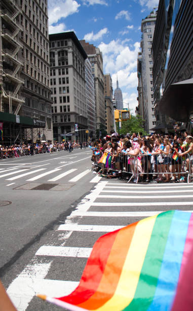 manhattan, new york, 25 juin 2017 : carrefour et spectateurs pour le défilé de la fierté gay - editorial vertical homosexual people photos et images de collection