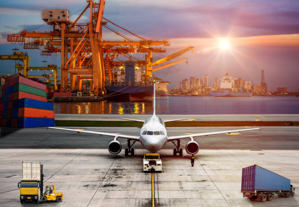 trasferimento di consegna della spedizione aereo con logistica e trasporto di nave container cargo e aereo cargo - airport window outdoors airfield foto e immagini stock