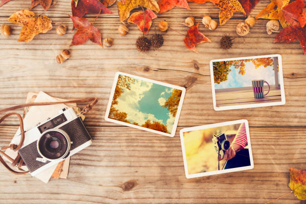 nostalgia de álbum de fotos en otoño - otoño fotos fotografías e imágenes de stock