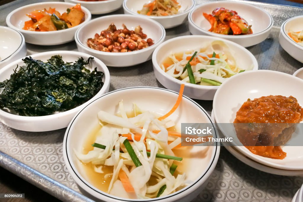 Các Món Ăn Phụ Của Hàn Quốc Rau Kinchi Hạt Dẻ Tỏi Giá Đỗ Hình ảnh Sẵn có -  Tải xuống Hình ảnh Ngay bây giờ - iStock
