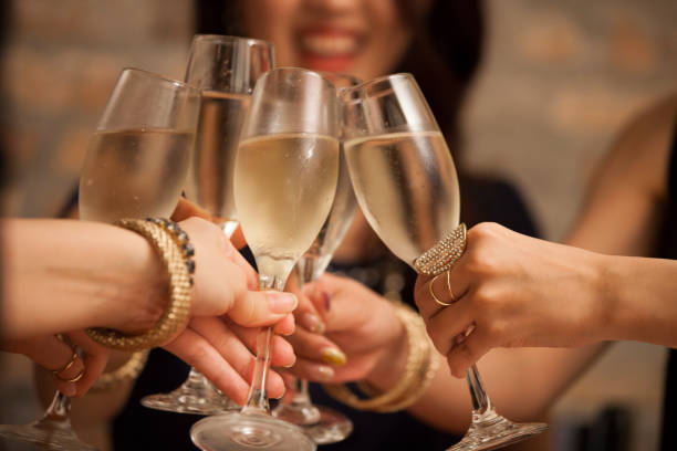 le donne d'affari brindano con un bicchiere di vino in mano. - vitality luxury smiling household equipment foto e immagini stock