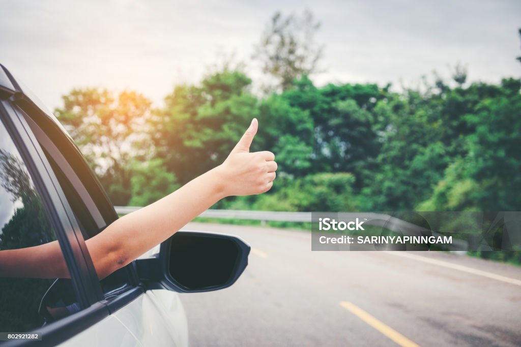 Glücklich schöne Mädchen in einem Fließheck Auto reisen - Lizenzfrei Auto Stock-Foto