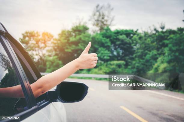 Glücklich Schöne Mädchen In Einem Fließheck Auto Reisen Stockfoto und mehr Bilder von Auto