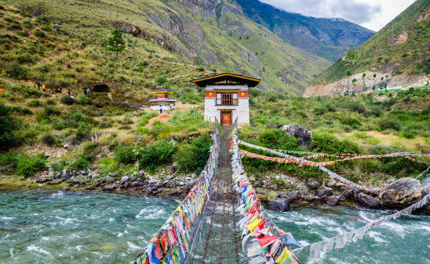 eiserne kettenbrücke tachog lhakhang kloster, paro river, bhutan - bhutan himalayas buddhism monastery stock-fotos und bilder