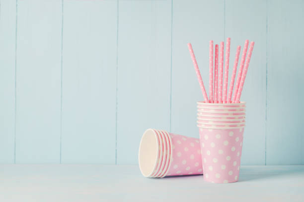 분홍색 종이 컵과 빨 대 파란색 배경에 - disposable cup cup stack blue 뉴스 사진 이미지