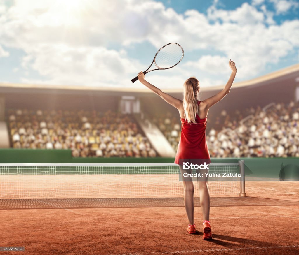 jugador de tenis femenino en cancha de tenis celebra una victoria - Foto de stock de Atuendo de tenis libre de derechos